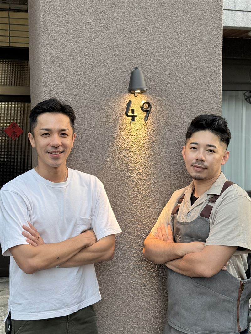 楊皓崴（左）過年期間幫忙弟弟顧店。（圖／爾傑娛樂提供）