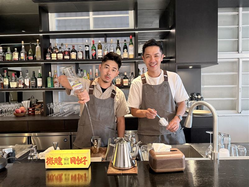 楊皓崴（右）在店裡幫忙洗杯子，弟弟負責調酒。（圖／爾傑娛樂提供）