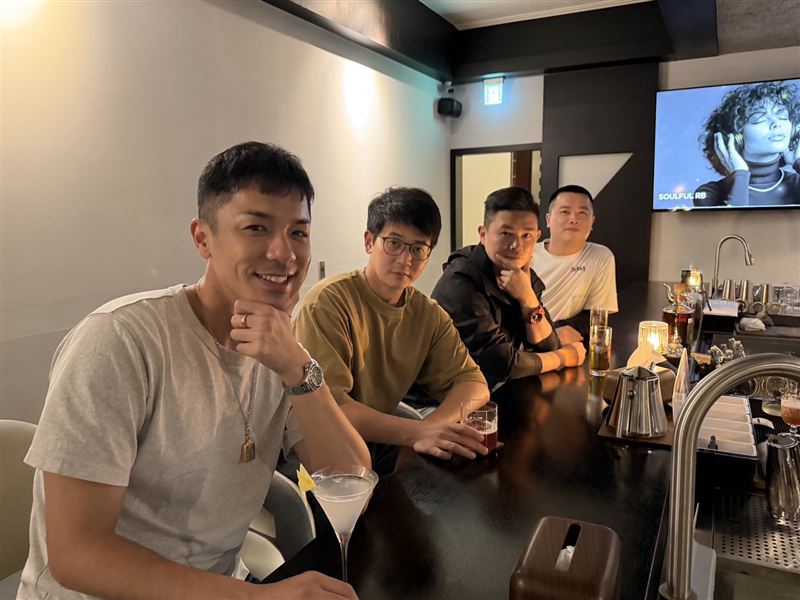 楊皓崴（左）在店裡招呼客人。（圖／爾傑娛樂提供）