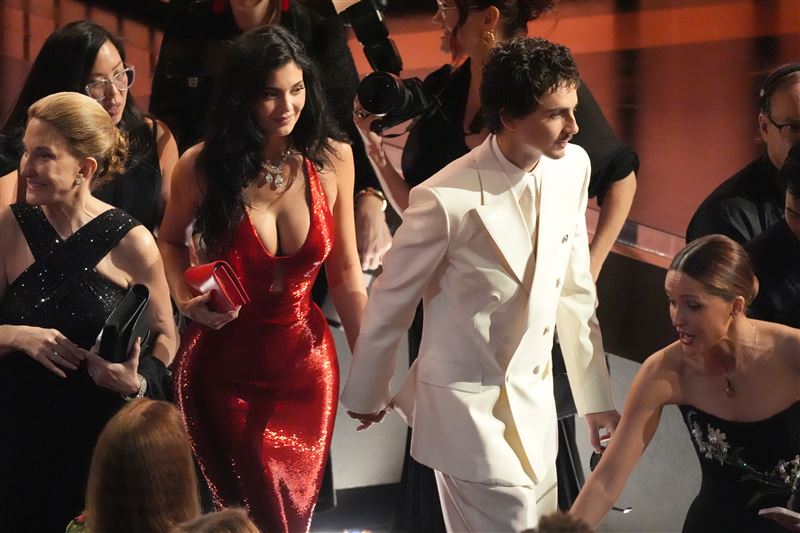 提摩西夏勒梅（Timoth&eacute;e Chalamet）與女友凱莉&middot;詹納（Kylie Jenner）出席奧斯卡頒獎典禮。（圖／美聯社／達志影像）