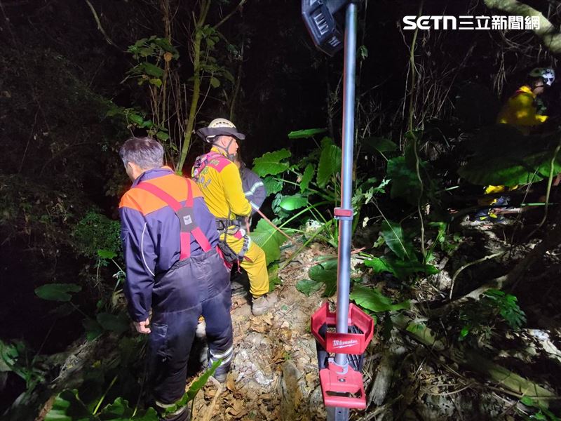 台中父子雙載詭失聯！定位現蹤高雄燕巢山區，8旬老父墜坡亡、兒昏迷。（圖／翻攝畫面）