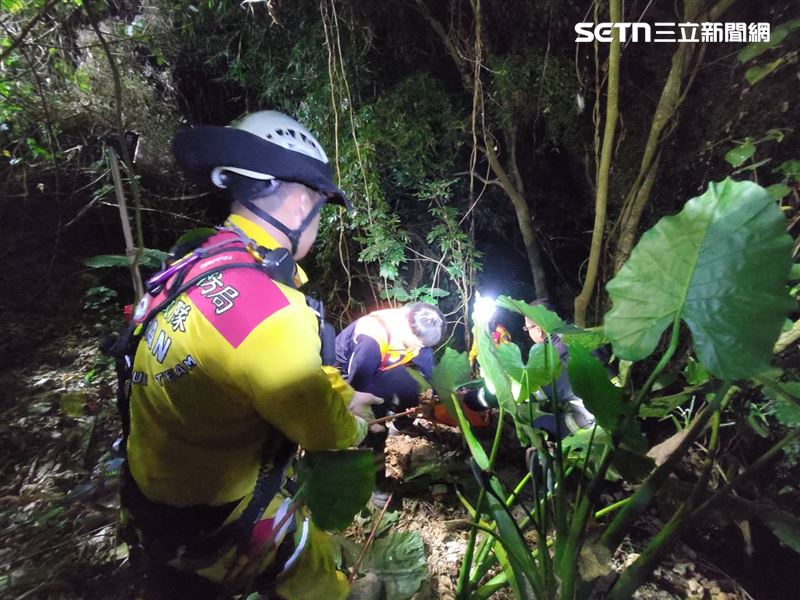 台中父子雙載詭失聯！定位現蹤高雄燕巢山區，8旬老父墜坡亡、兒昏迷。（圖／翻攝畫面）