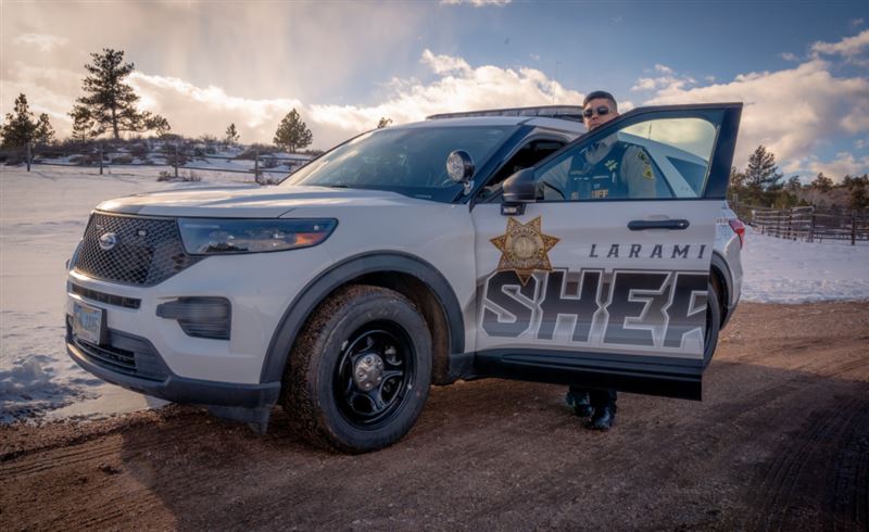 懷俄明州一名14歲少年不滿偷平板電腦遭責罵，竟持槍殺害親生母親，遭警方逮捕。（圖／翻攝自Laramie County Sheriff's Office臉書）