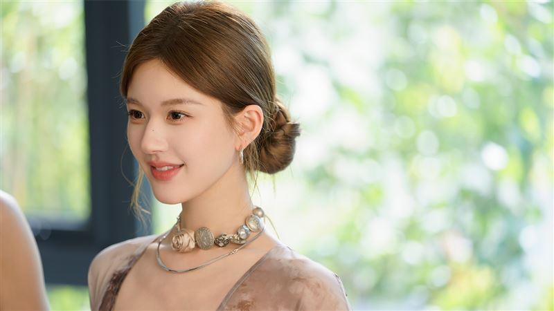 趙露思靠著假身分努力當上新聞主播「許妍」。（圖／中天娛樂台提供）