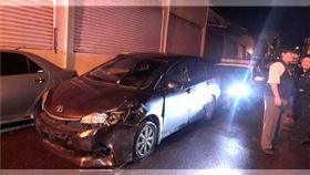 花蓮縣吉安鄉自強路15日晚間發生有無牌車拒檢衝撞，遭警方開槍制止案件。(圖／翻攝畫面)