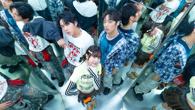 粗大Band與PIZZALI及孟潔體驗韓式拍貼機。(圖/連鍾玖美滿娛樂提供)