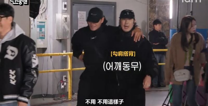 金鍾國被攙扶進場。（圖／翻攝自愛奇異）