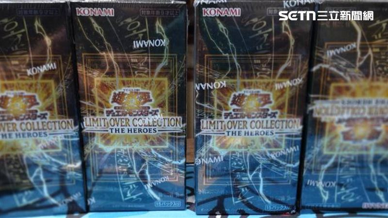 《遊戲王》發售決鬥怪獸界限超越典藏包－主角篇，由於超稀有卡牌收藏價值驚人，不是玩家也在抽。（圖／讀者提供）