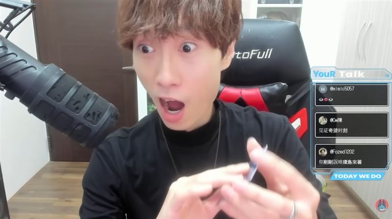 帥狗替粉絲開箱《遊戲王》新卡包，抽中超稀有卡牌表情瞬間失控。（圖／翻攝自帥狗 HandsomeDoge YouTube）