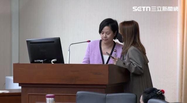 陳智菡2度上質詢台跟李貞秀咬耳朵（圖／翻攝畫面）