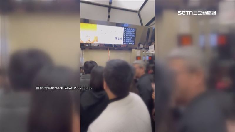 台中新光三越15日下午發生電梯受困事件，整群民眾受困約5分鐘