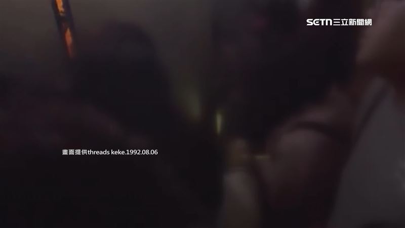 受困民眾僅能透過小小門縫與維修人員對話