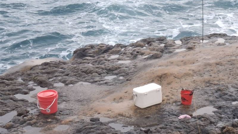 陳翁留在岸上的釣具。（圖／翻攝畫面）