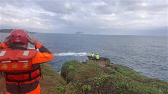 警方、消防、海巡3單位集結搜尋失蹤的陳翁。（圖／翻攝畫面）