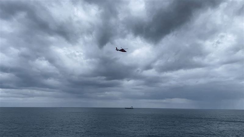 直升機在海面上搜尋。（圖／翻攝畫面）