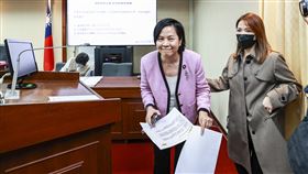 李貞秀質詢處女秀　陳智菡陪同（1）身陷立委資格爭議的民眾黨立委李貞秀（左）16日出席立法院內政委員會進行質詢，民眾黨立院黨團主任陳智菡（右）陪同。中央社記者鄭清元攝　115年3月16日