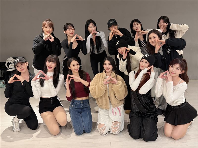 桃氣女孩首次在排球場上與韓國人氣啦啦隊同台演出。（圖／影響力動能提供）