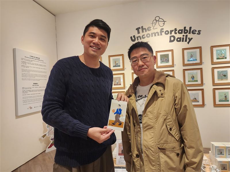 香港插畫家愛上台灣!「畫你不對勁的似顏畫」藝術展接地氣把國民零食「乖乖」畫入作品,網友驚呼太有梗。(圖/記者鍾志鵬攝影)