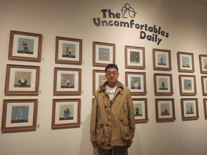 香港插畫家愛上台灣!「畫你不對勁的似顏畫」藝術展接地氣把國民零食「乖乖」畫入作品,網友驚呼太有梗。(圖/記者鍾志鵬攝影)