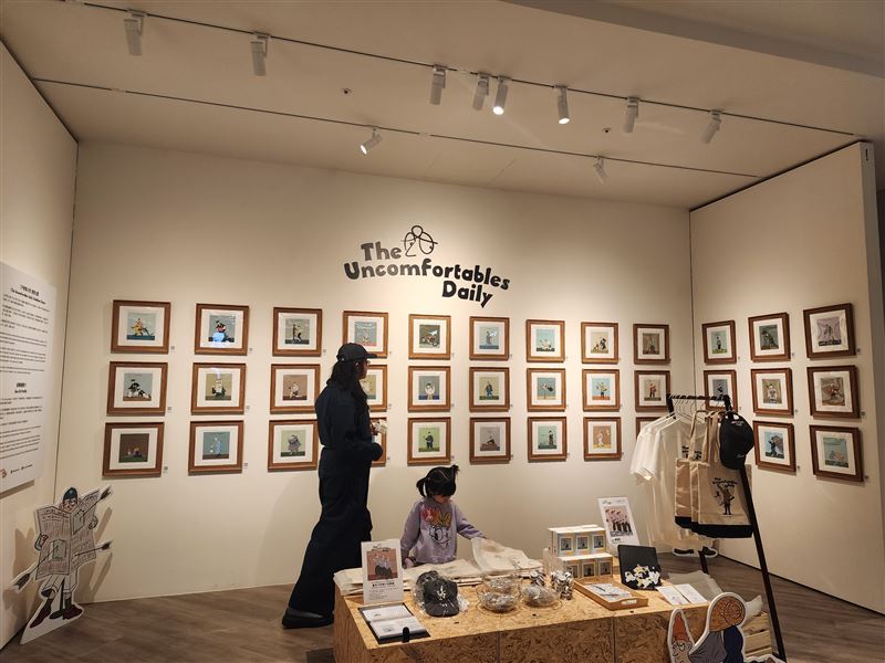 香港插畫家愛上台灣!「畫你不對勁的似顏畫」藝術展接地氣把國民零食「乖乖」畫入作品,網友驚呼太有梗。(圖/記者鍾志鵬攝影)