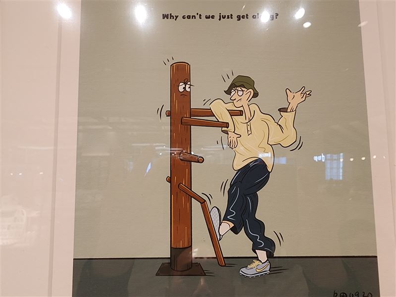 香港插畫家愛上台灣!「畫你不對勁的似顏畫」藝術展接地氣把國民零食「乖乖」畫入作品,網友驚呼太有梗。(圖/記者鍾志鵬攝影)