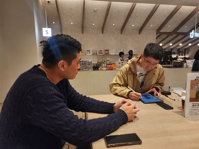 香港插畫家愛上台灣!「畫你不對勁的似顏畫」藝術展接地氣把國民零食「乖乖」畫入作品,網友驚呼太有梗。圖為插畫家正在及時為讀者畫似顏畫。(圖/記者鍾志鵬攝影)