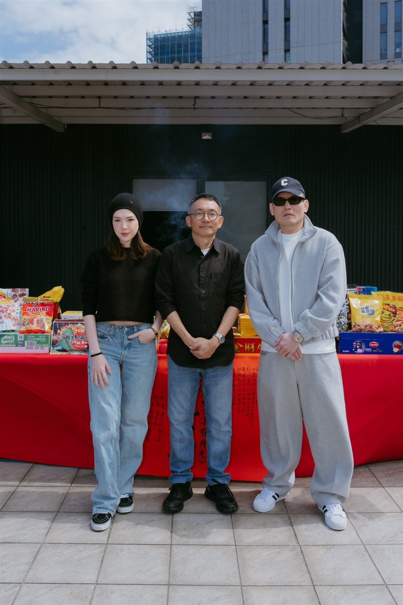 《至少還有月光》女主角許瑋甯（左起）、導演何蔚庭、男主角春風皆出席開鏡儀式。（圖／嘉揚電影提供）