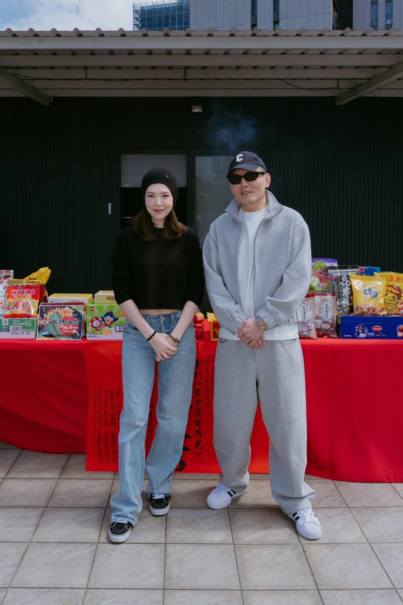 《至少還有月光》由許瑋甯（左）、春風主演。（圖／嘉揚電影提供）