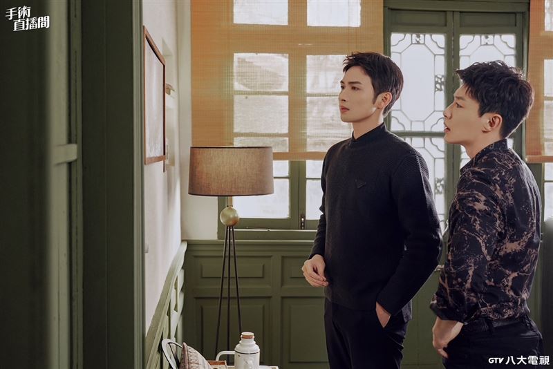 張彬彬（左）和代旭（右）因共演《手術直播間》成為朋友。（圖／八大電視提供）