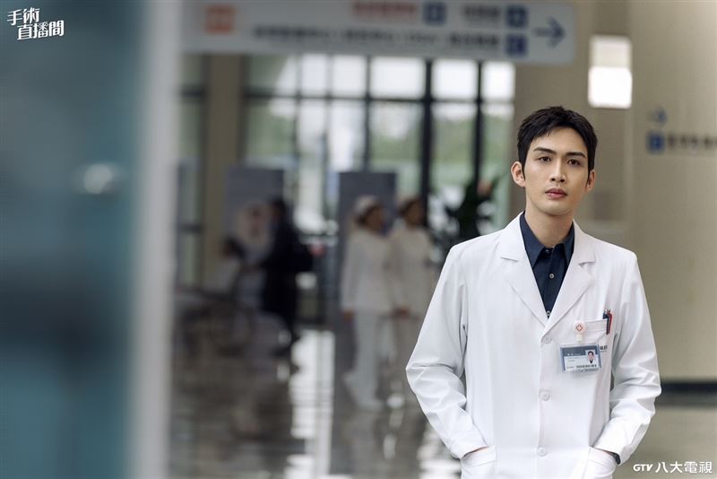 張彬彬飾演天才醫生。（圖／八大電視提供）