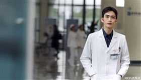 張彬彬飾演天才醫生。（圖／八大電視提供）