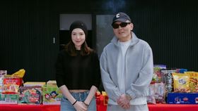 《至少還有月光》由許瑋甯（左）、春風主演。（圖／嘉揚電影提供）