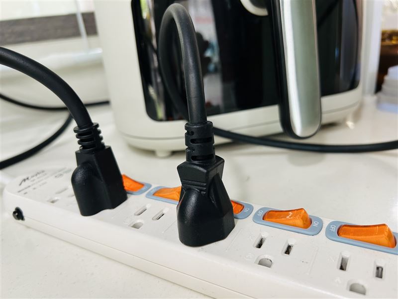 透過具分別開關的延長線，隨手關閉未在使用中的家電電源，減少待機耗電。（圖／品牌業者提供）