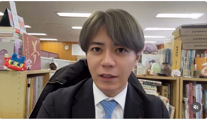 日本神戶市議員上畠寬弘今（16）日在社群平台自拍影片。（圖／翻攝上畠寬弘Threads）