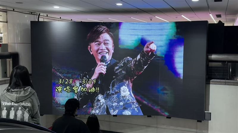 死忠粉絲為吳宗憲購買電視牆應援，吸引路人駐足。（圖／東西文娛、星樂全球提供）