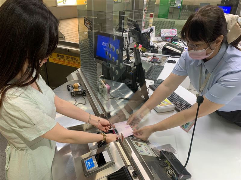 台北捷運系統各車站詢問處，均提供免費索取生理用品。（圖／台北捷運）