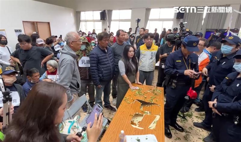 抗議民眾不滿被警方用桌子隔開，怒捶破桌面。(圖／翻攝畫面)