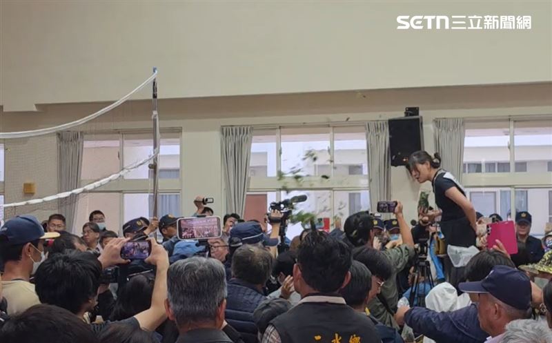 自救會成員撒茶葉抗議，遭警方強制架離現場，過程中咬傷女警遭逮捕，場面火爆。(圖／翻攝畫面)