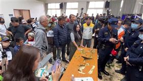 南投，名間，焚化爐，二階環評會爆嚴重衝突，舉白布條，撒茶葉，叫罵，抗議，強制架離(圖／翻攝畫面)