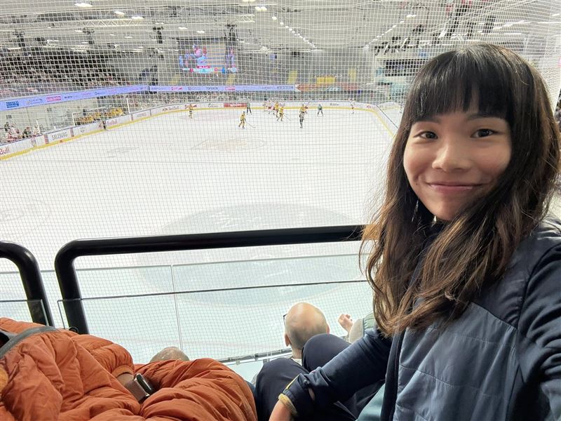 戴資穎去看了人生中第一場冰上曲棍球比賽。（圖／翻攝自戴資穎臉書）