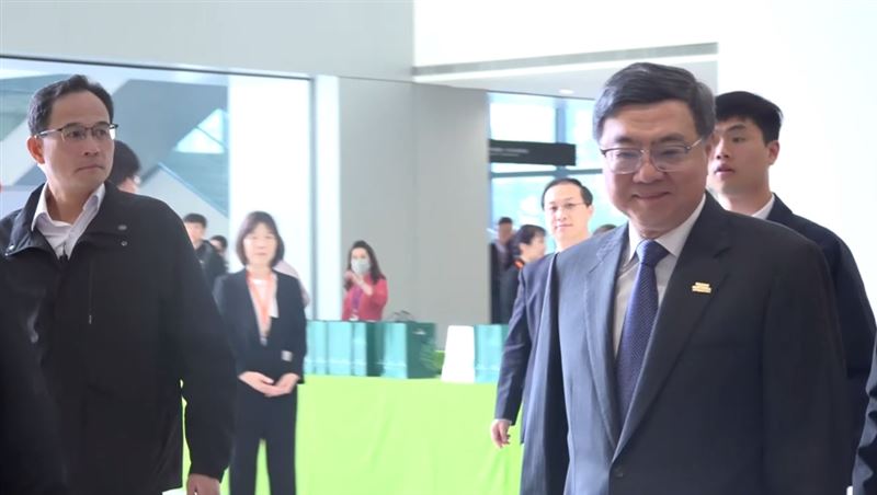 行政院長卓榮泰今(16）日下午出席出席2026中小企業信用保證融資業務績優金融機構及授信經理人頒獎典禮前受訪。（圖／翻攝畫面）