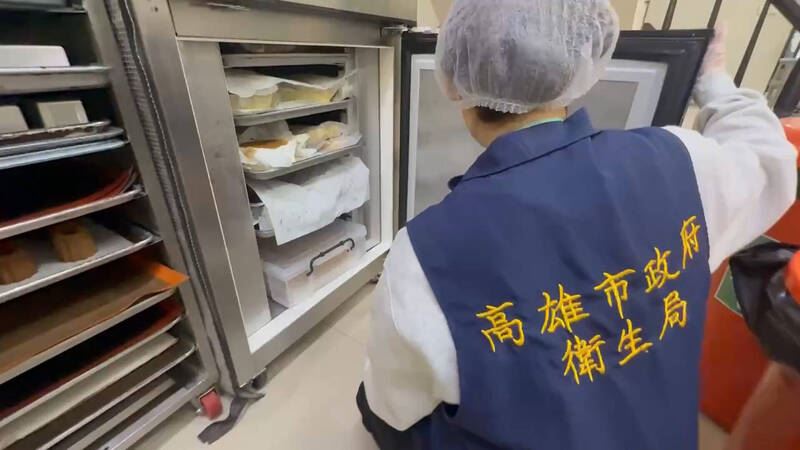 高雄網美蛋糕店出包,草莓蛋糕發霉滲水,衛生局前往稽查。(圖/高雄市衛生局提供)