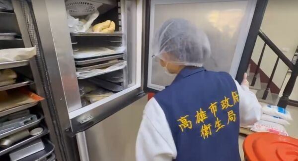 高雄網美蛋糕店出包,草莓蛋糕發霉滲水,衛生局前往稽查。(圖/高雄市衛生局提供)