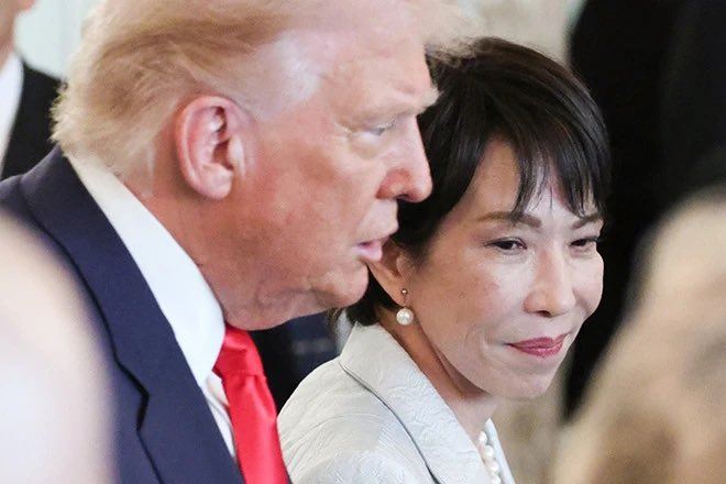 美國總統川普與日本首相高市早苗。川普點名中、日、韓、英、法五國派軍艦赴荷莫茲海峽護航，但都遭冷漠以對。日相高市早苗僅稱「思考適當對策」，防相小泉進次郎更是表態「不派自衛隊」（圖／翻攝自X平台 @shanaka86）