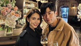 華語天王周杰倫（右）即將推出全新專輯，睽違多年再度回歸樂壇，引發歌迷高度關注，更巧的是，新專輯發片記者會日期，恰好與老婆昆凌（左）當年踏入演藝圈的日子相同，意外成為粉絲熱議的浪漫巧合。（圖／翻攝自周杰倫IG）