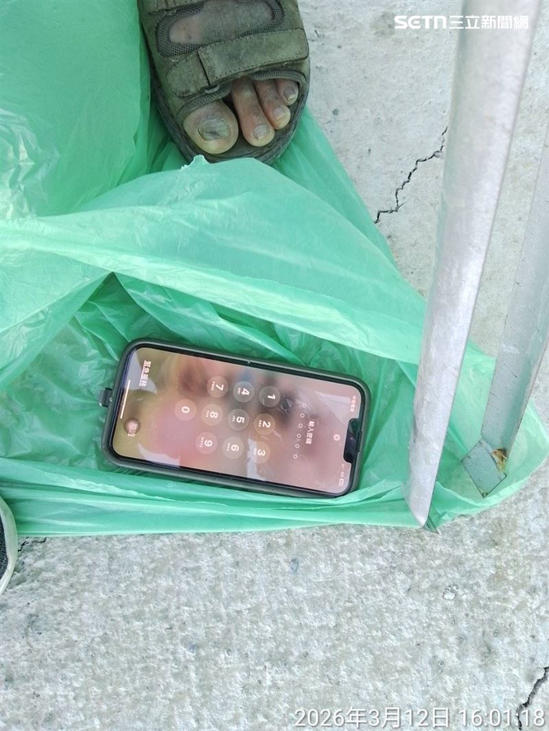 清潔人員忍受高強度的異味與近距離接觸髒污，利用鉤具等專業工具，小心翼翼地將遺失物撈起，還貼心地進行初步清潔與消毒。(圖/翻攝畫面)