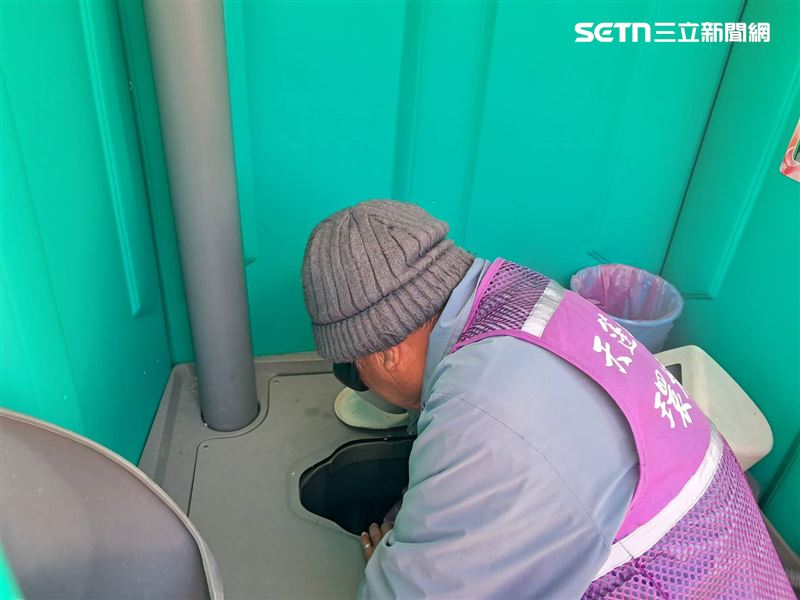 嘉義燈會開幕至今已接獲14起手機掉落馬桶的求助案，現場清潔同仁不畏髒污與異味，徒手深入馬桶忍臭化身「失物救星」。(圖/翻攝畫面)