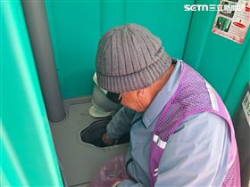 嘉義燈會手機掉馬桶　清潔工挖糞救回14支(圖/翻攝畫面)