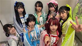 鈴木かのん（後排綠衣）偷交往粉絲遭抓包。（圖／翻攝自X）