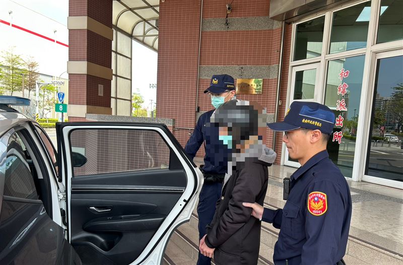 姚男行兇後站在現場，警方訊後移送台南地檢署，檢方複訊後聲押獲准。（圖／翻攝畫面）